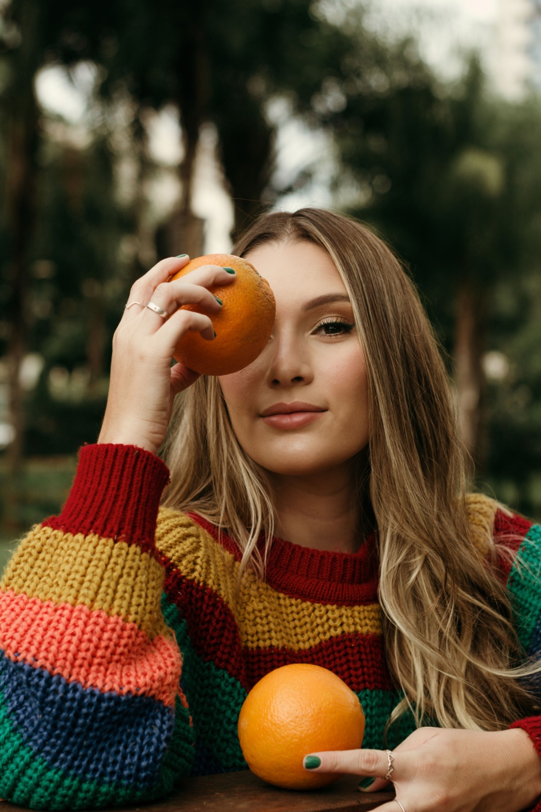 Composição de alimentos frescos: folhas verdes, frutas vermelhas, quinoa, abacate e castanhas sobre um tecido cru